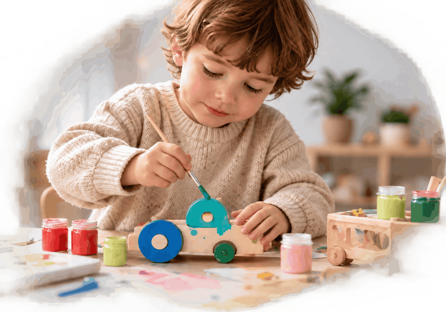 Enfant jouant avec un jouet créatif en bois